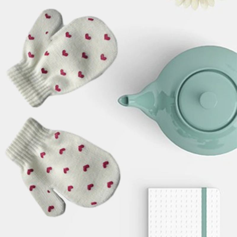 Перчатки детские зимние вязаные со звездами и сердечками плотные мягкие |