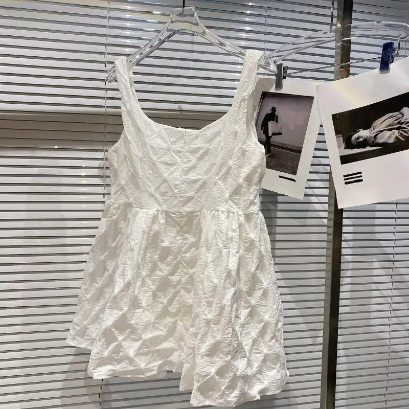 

2021 Summer New Embossed Fabric Suspender Tops Sling Base Shorts Loose Women Short Pants All-matching White Two Piece Suit