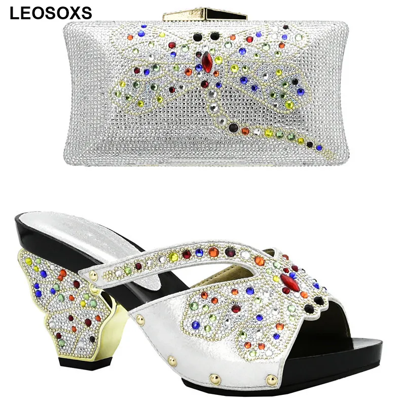 Комплект из итальянских туфель и сумочки серебристого цвета в африканском стиле