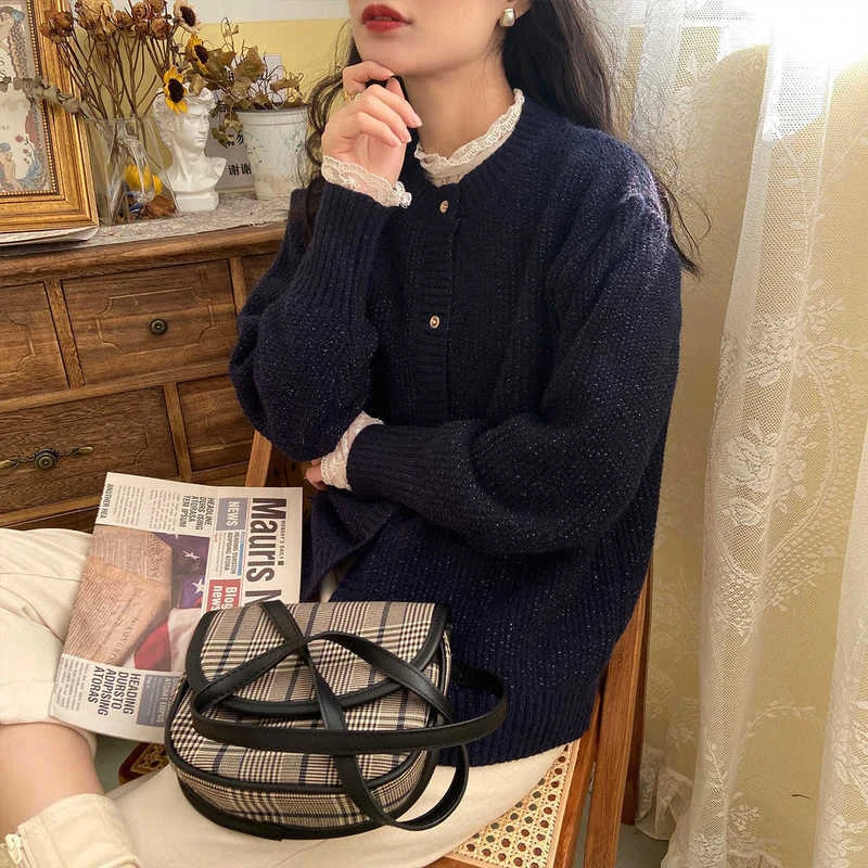 

Женский свитер темно-синего цвета с принтом