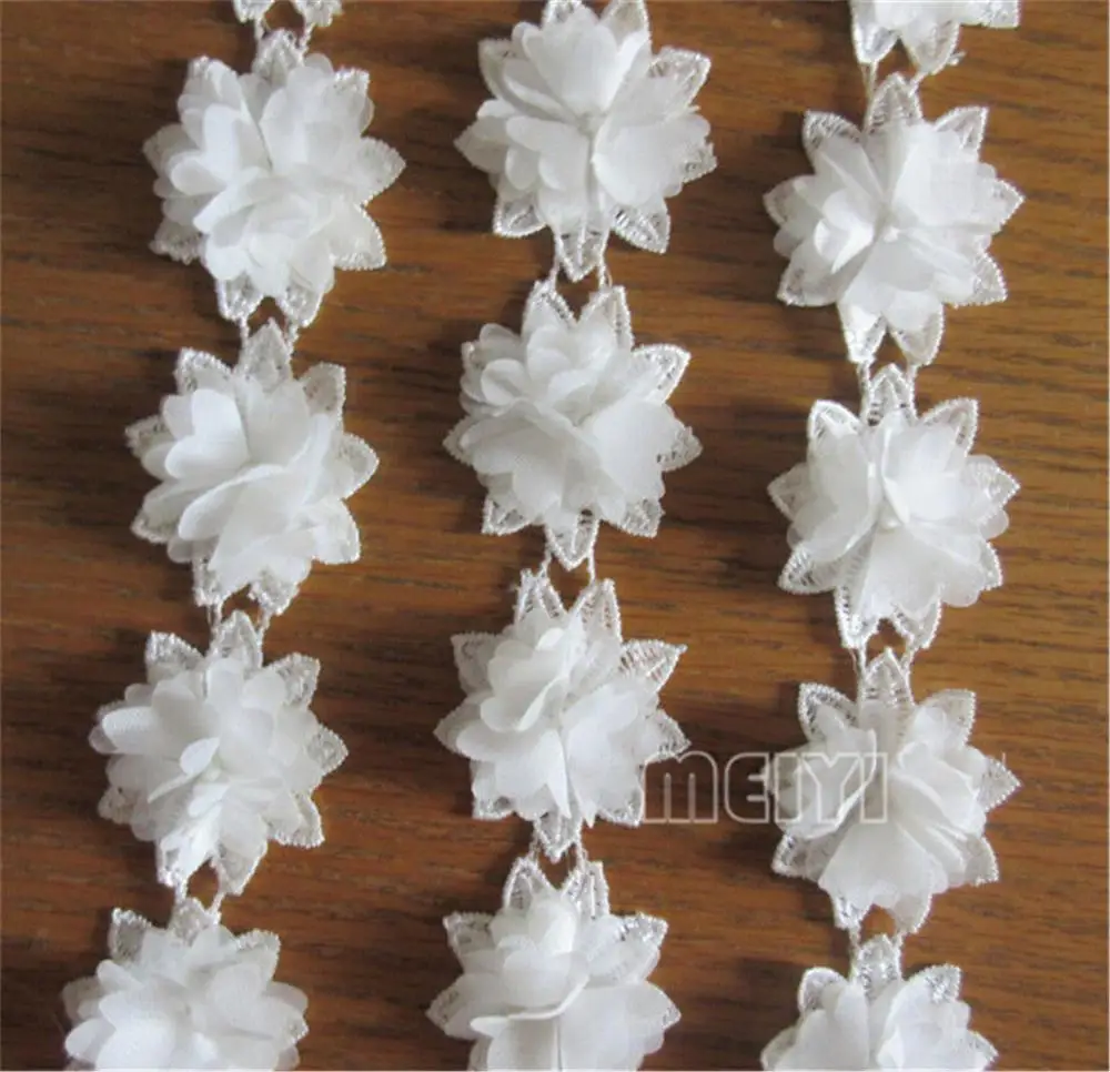 2 ярдов белого цвета из полиэстера с цветочной вышивкой и кружевной каймой