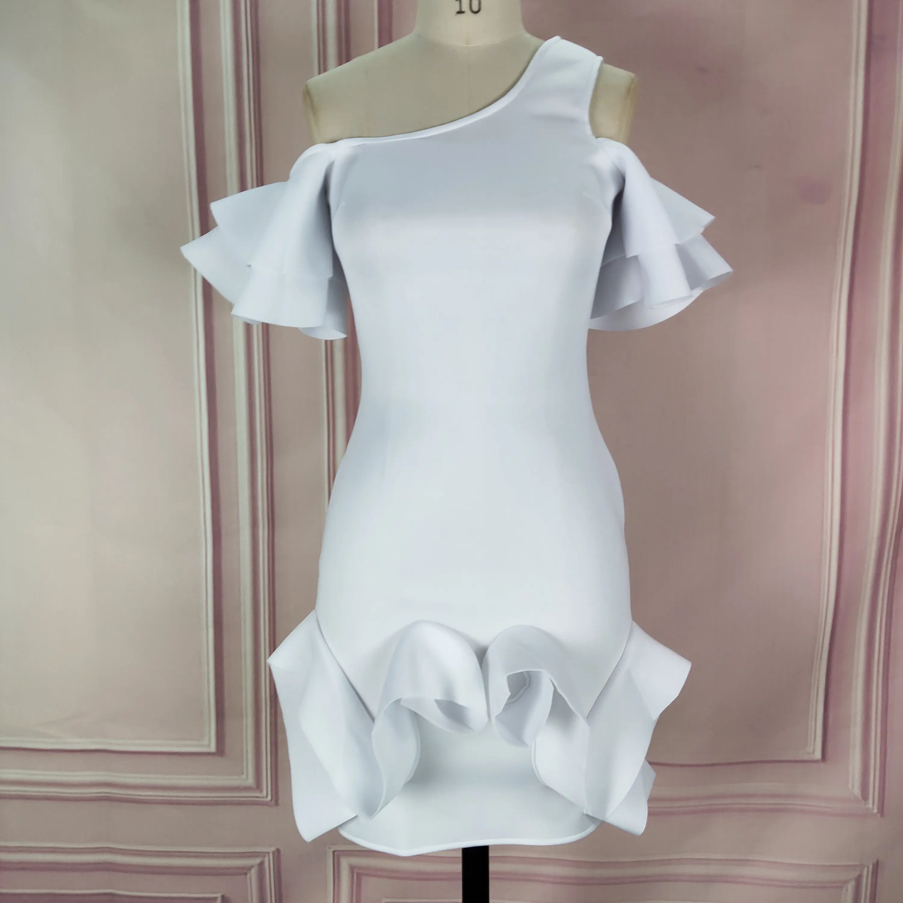 Для женщин белые вечерние платье на одно плечо с оборками обтягивающее узкое