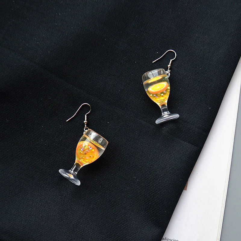 Необычные эмульсионные крутые и освежающие серьги в виде фруктового сока