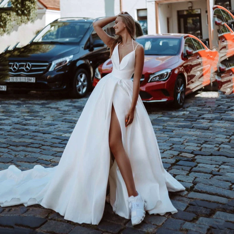

Женское атласное платье It's yiiya, белое однотонное платье на тонких бретельках с открытой спиной и глубоким V-образным вырезом на лето 2019