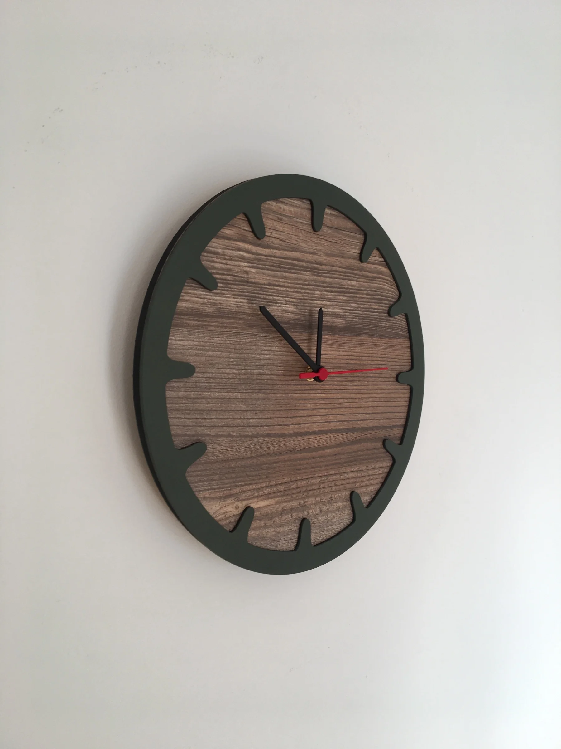 Декоративные настенные часы с изображением сандалии 30 см | Канцтовары для офиса и