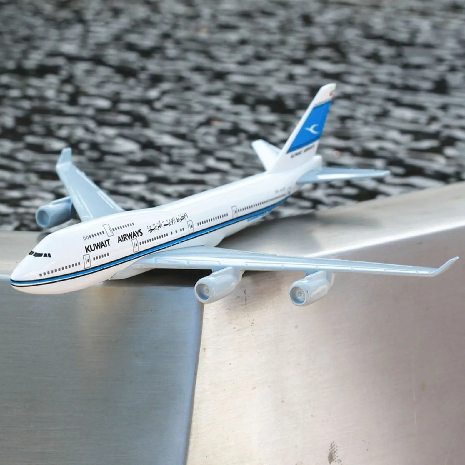 Scale 1:400 Kuwait Airways Aircraft Model 15cm Alloy Aviation Collectible Plane Diecast Miniature Ornament Souvenir Airplane Toy