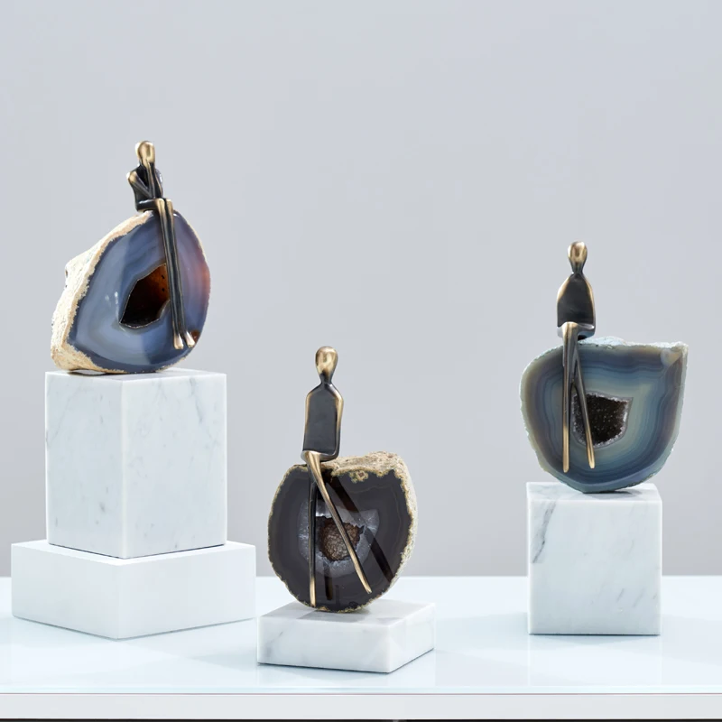 Современная Абстрактная латунная фигурка сидящая на агате камень Настольная