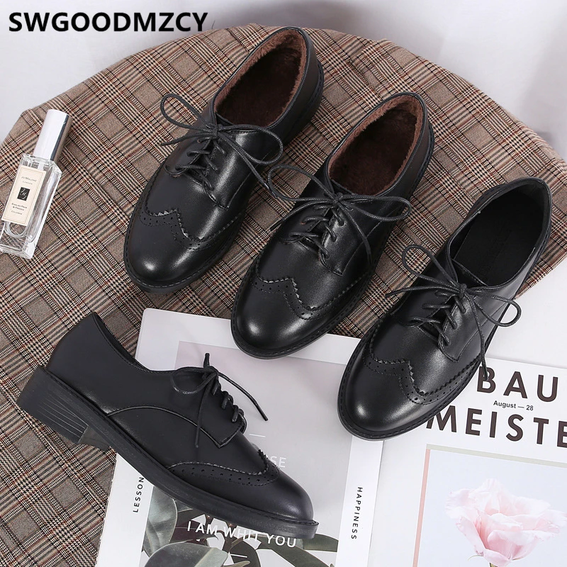 С перфорацией типа броги на каблуке белого цвета квадратном Сапоги высоких