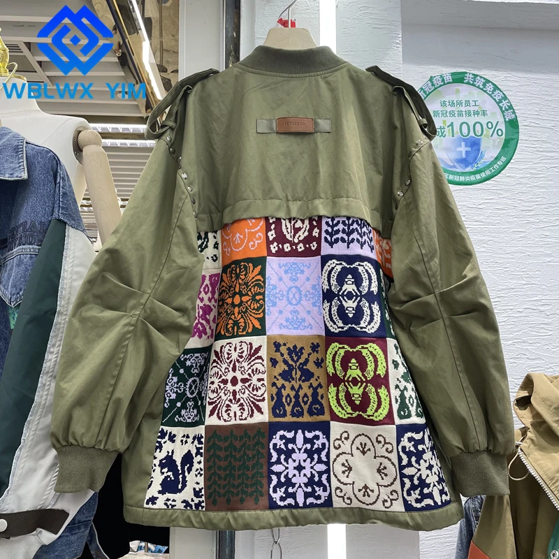 

Женская трикотажная куртка-бомбер с карманами и Вышивкой Букв