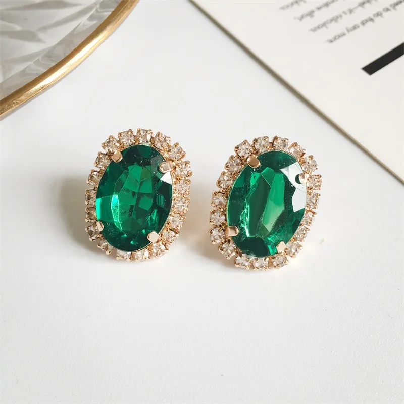 Женские серьги гвоздики с фианитами золотого цвета крупными зелеными и синими