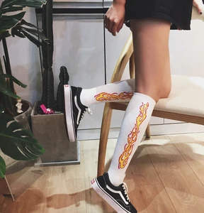 Прямая поставка с круглым вырезом модные носки высокого вспыш и чудо-пламя огонь вспыхивают бренд Харадзюку уличная длинный сон дракона в западном стиле фонарь светильник Прохладный