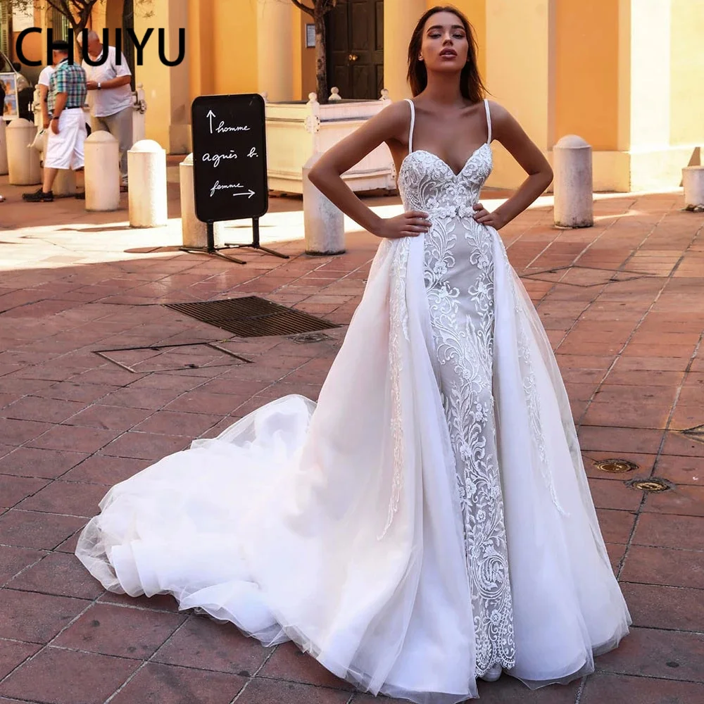 

Женское платье со съемным шлейфом и жемчугом