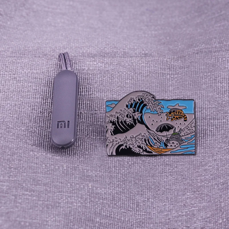 Totoro Wave эмалированная брошь-кнопка большая волна духа делает кошку более милой. |