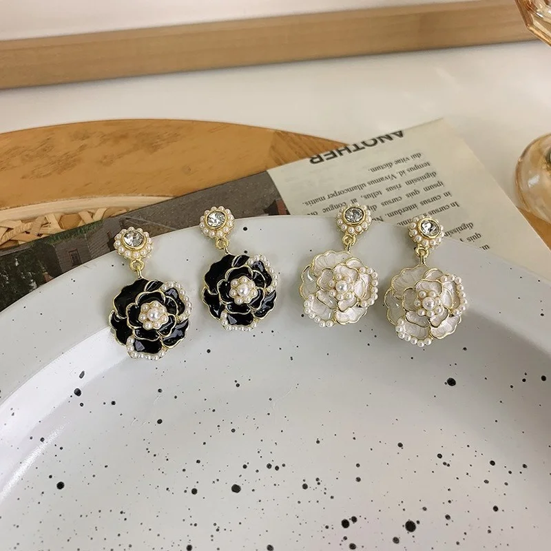 

Origin Summer Statement Black White Flower Dangle Earring for Women Imitation Pearl Enamel Metal Earring Jewellery Accessories