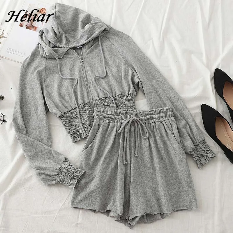 Женский костюм из двух предметов свитшот с капюшоном и шорты эластичной талией