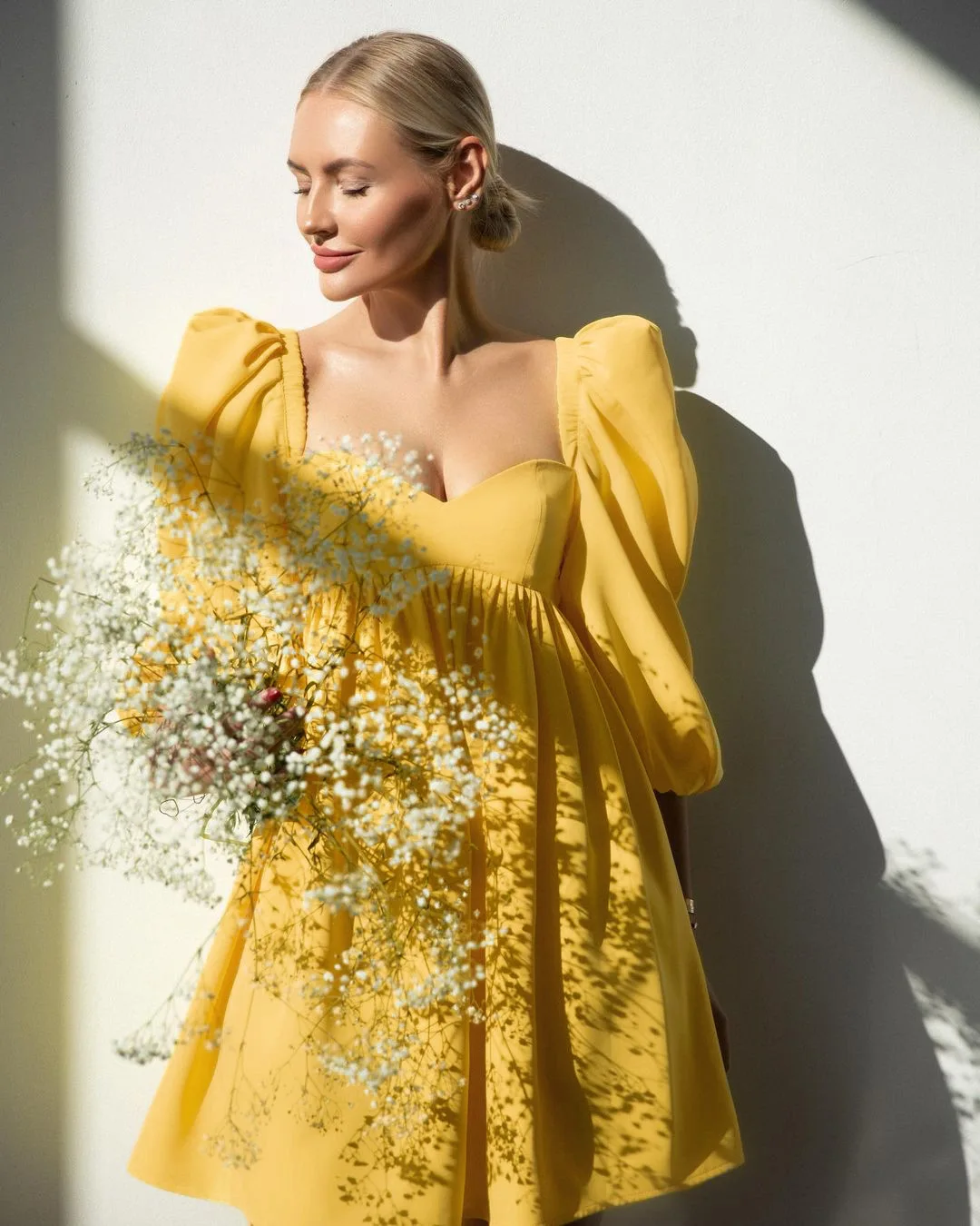 

French Temperament 2021 Summer New Low V-neck Va Va Voom Solid Color Elastic Waist Bubble Sleeve Middle Dress