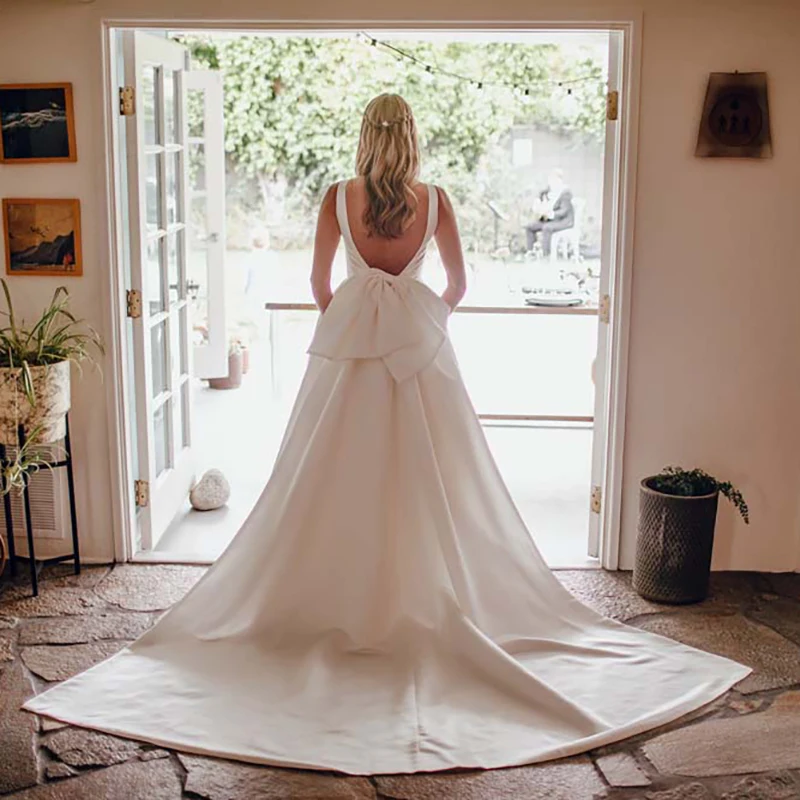 Фото Атласные свадебные платья с открытой спиной для заднего двора V-образным вырезом
