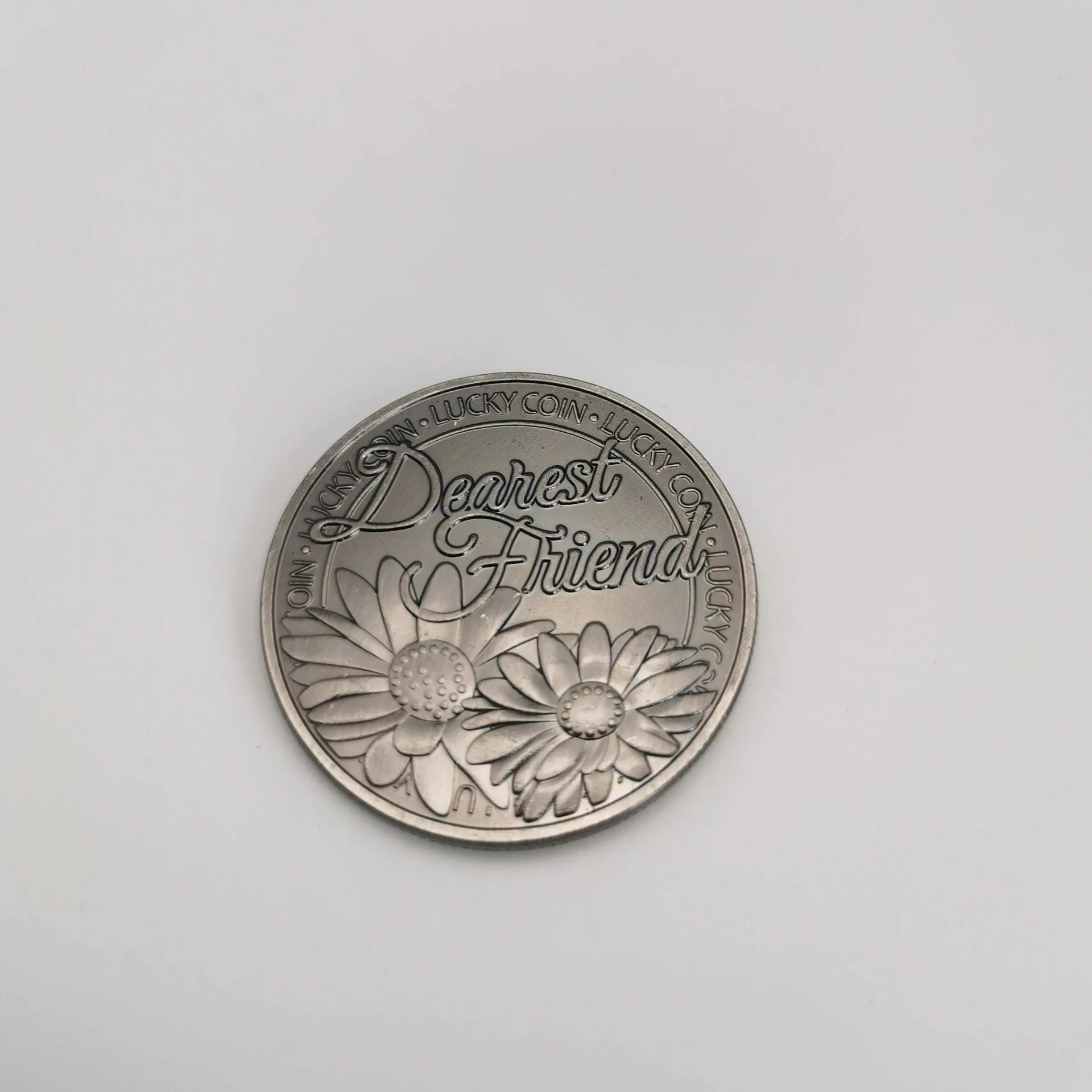 

Russian Antique Small Daisy Friendship Lucky Antique Nickel Plated Medal Collection Plant Love Coin Collection Home Decoration