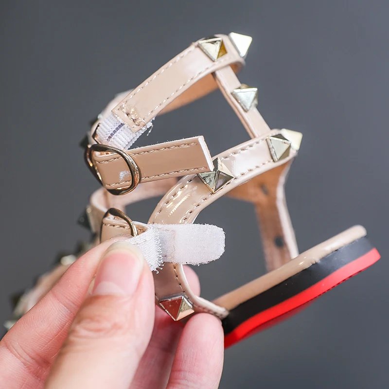 Сандалии для девочек с заклепками новинка 2020 летние детские элегантные сандалии