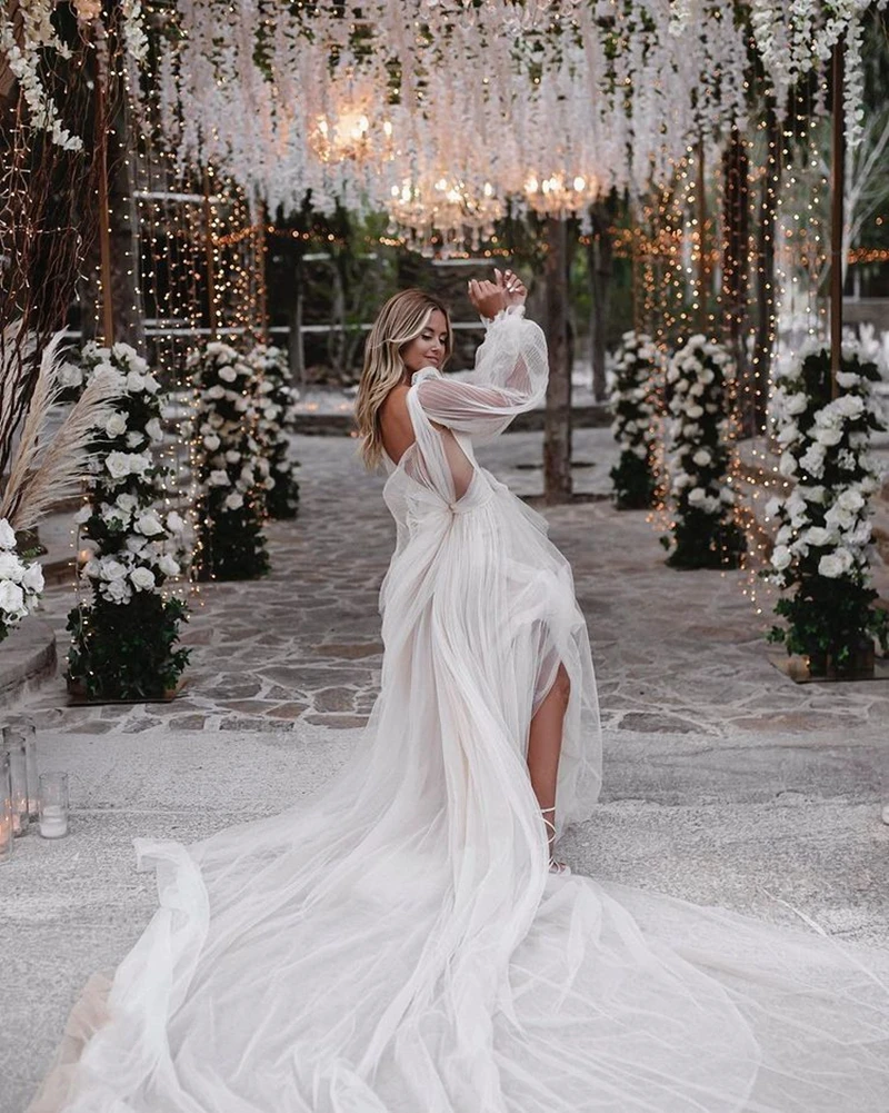 Женское свадебное платье со шлейфом Fivsole простое фатиновое с глубоким V-образным