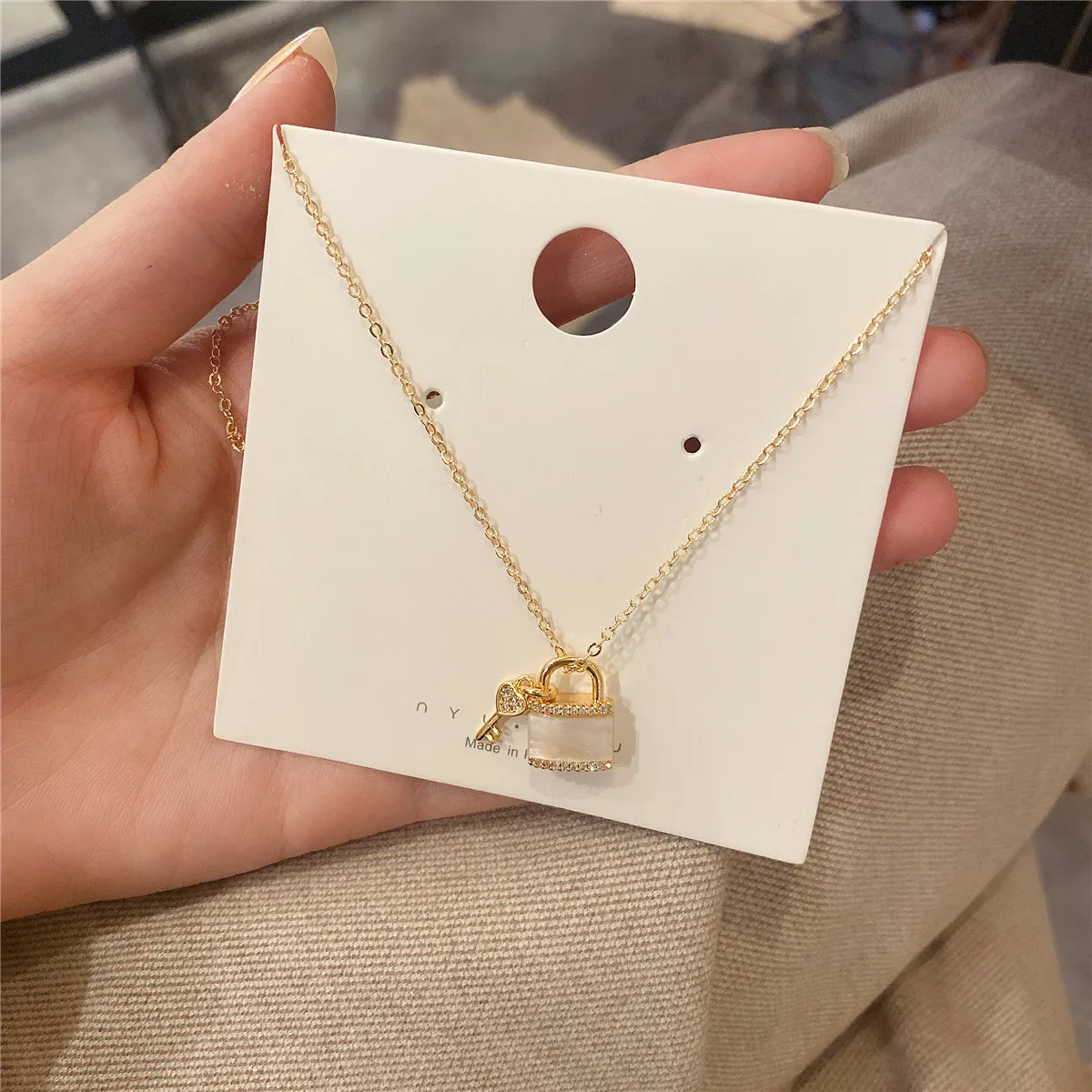 

Gentle New Style Small Fresh And Simple Golden Lock Key Pendant Necklace Retro Alloy Wild Personality Clavicle Chain