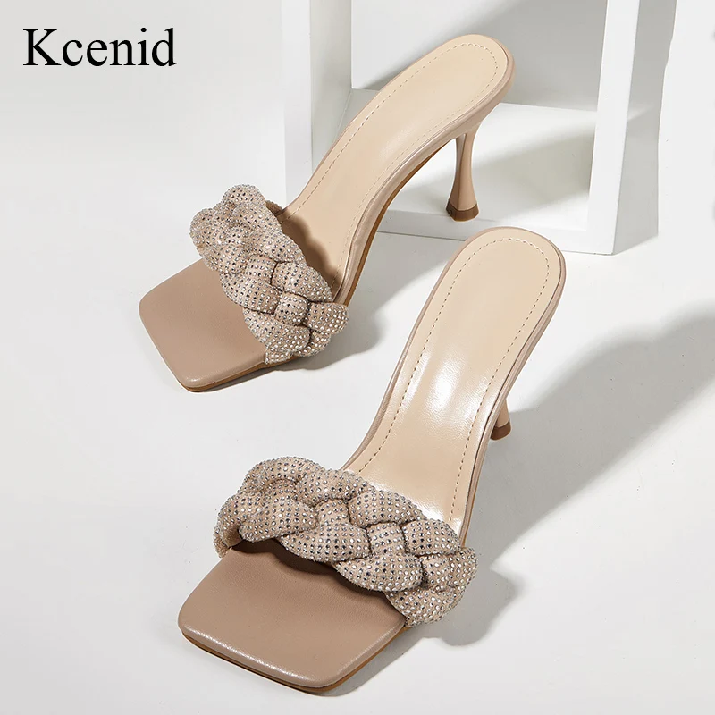 Kcenid розового цвета в сдержанном стиле с открытым носком украшением виде