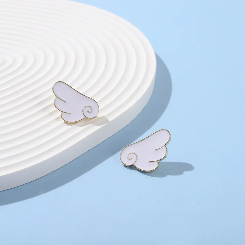 Фото Эмалированные заколки с мультяшными ангельскими крыльями милые значки на лацкан