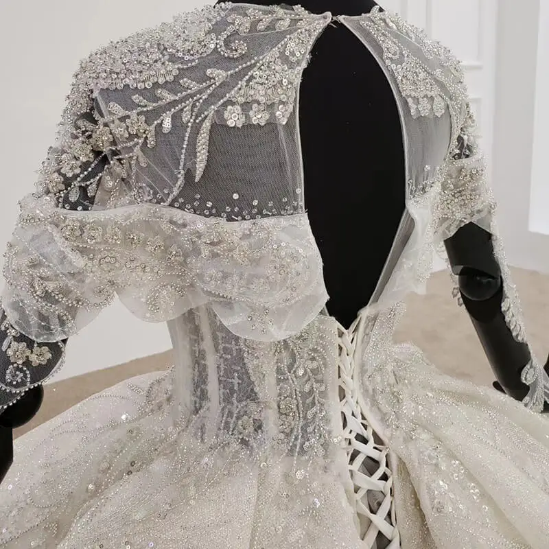 Свадебное платье с круглым вырезом и длинным рукавом аппликацией