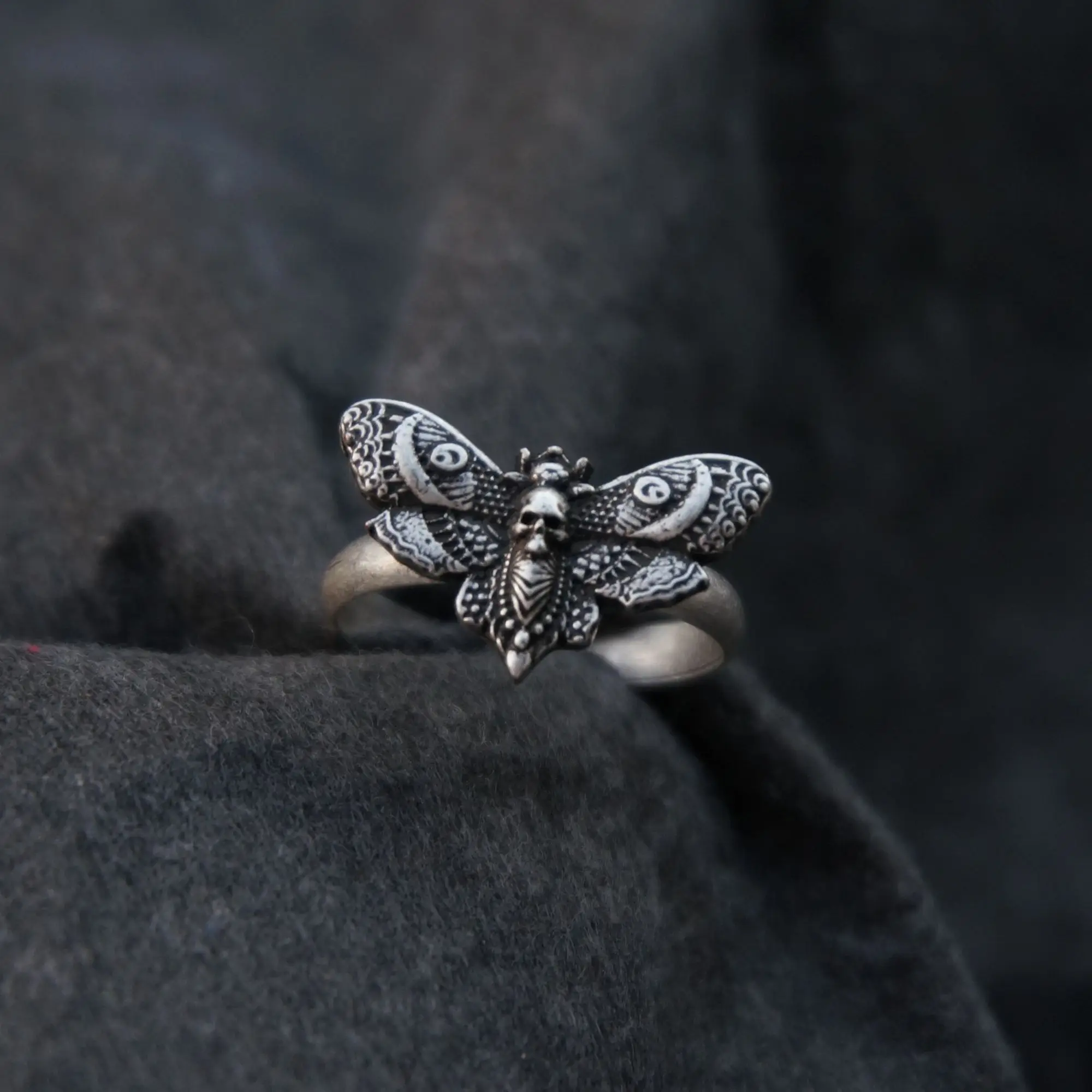 Кольцо с подвеской в виде насекомого Death Moth Wiccan ювелирные изделия череп мертвой