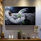 Смешные картины на холсте астронавт расслабляющий на космическом пространстве Луна питьевое пиво настенные картины HD печатные Плакаты для гостиной
