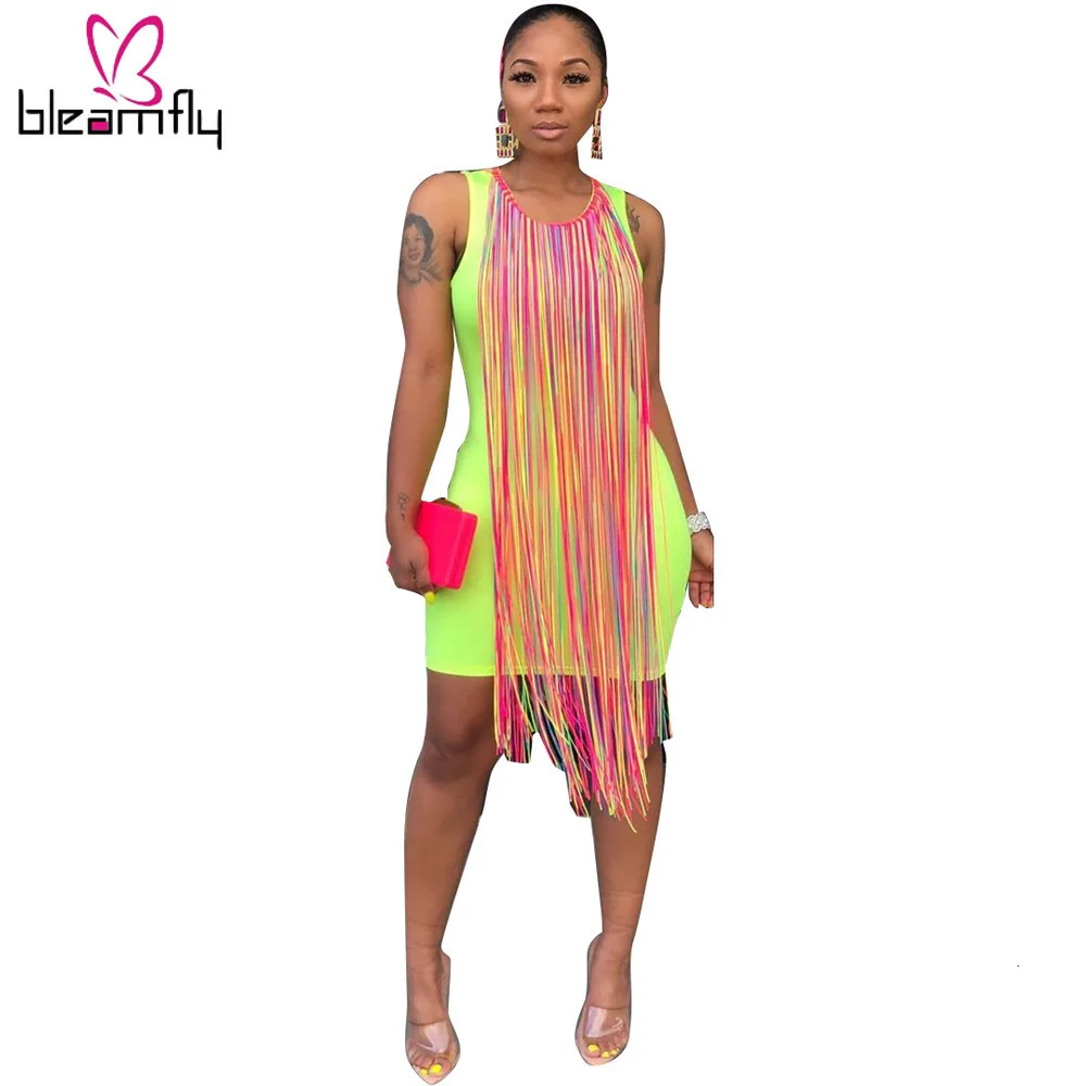 Женское платье без рукавов с круглым вырезом и разноцветными кисточками