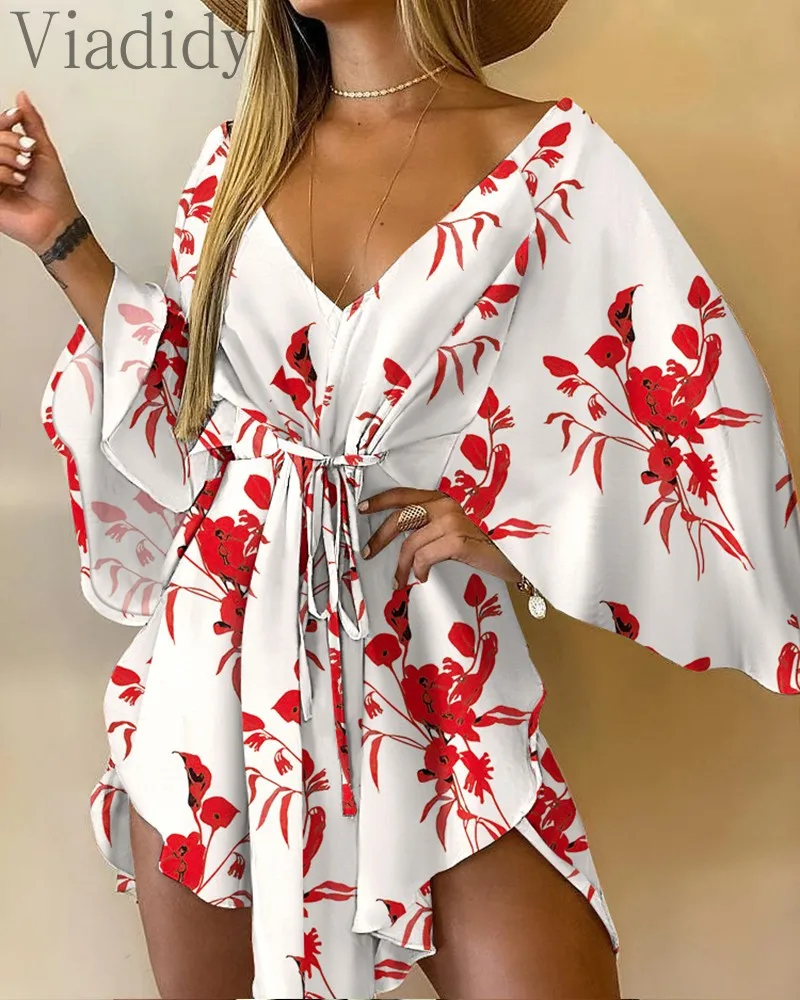 

Женское Асимметричное мини-платье с цветочным принтом, V-образным вырезом и поясом