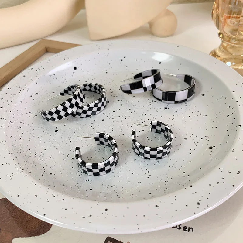 

2021 Autumn New Retro Fashion Personality Simple Black White Checkerboard Geometric Acrylic Hoop Earrings for Women Jewelry