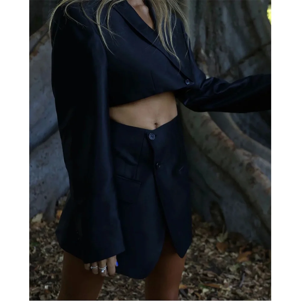 

Комплект женский однотонный из двух предметов, офисный короткий пиджак с открытым пупком и дизайнерская юбка с ложными карманами, в английс...