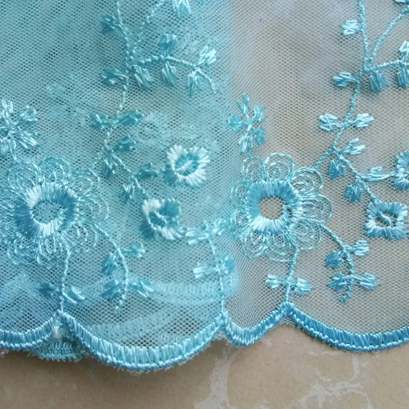 14 м сеточка вышитая цветами и кружевной отделкой с двух сторон платье куклы