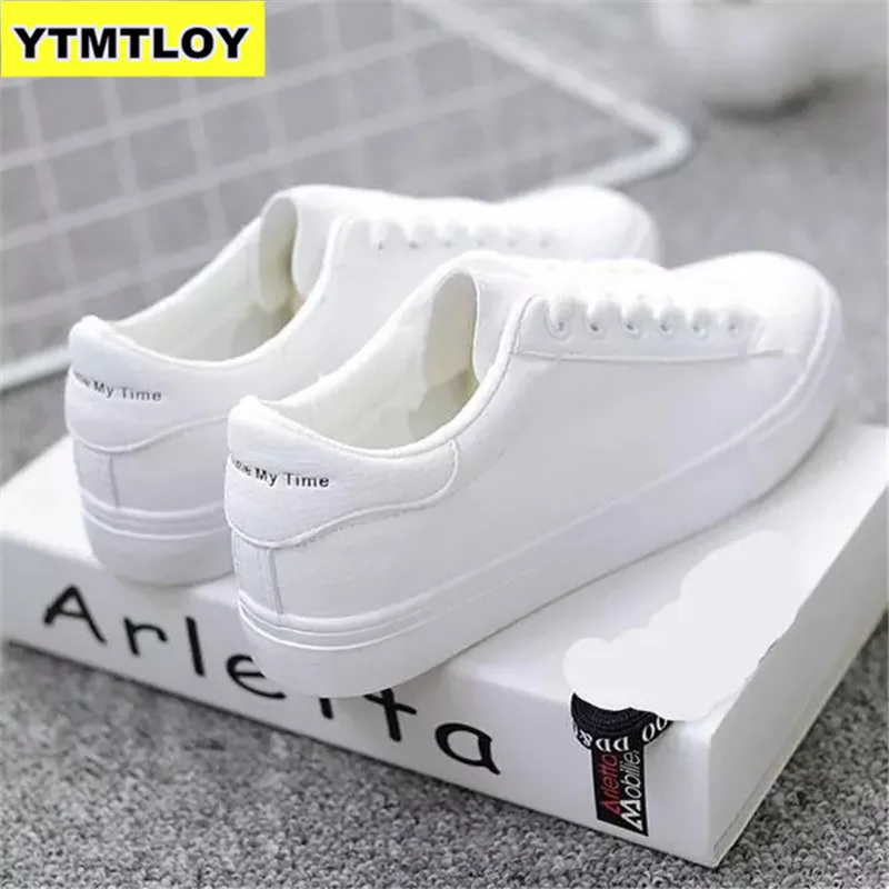 Женские кроссовки из ПУ кожи белые однотонные на шнуровке повседневные для весны