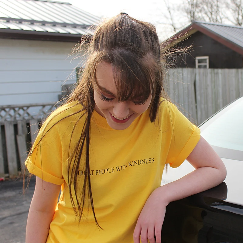 Желтая футболка с надписью Treat People графическим рисунком Повседневная хлопковые