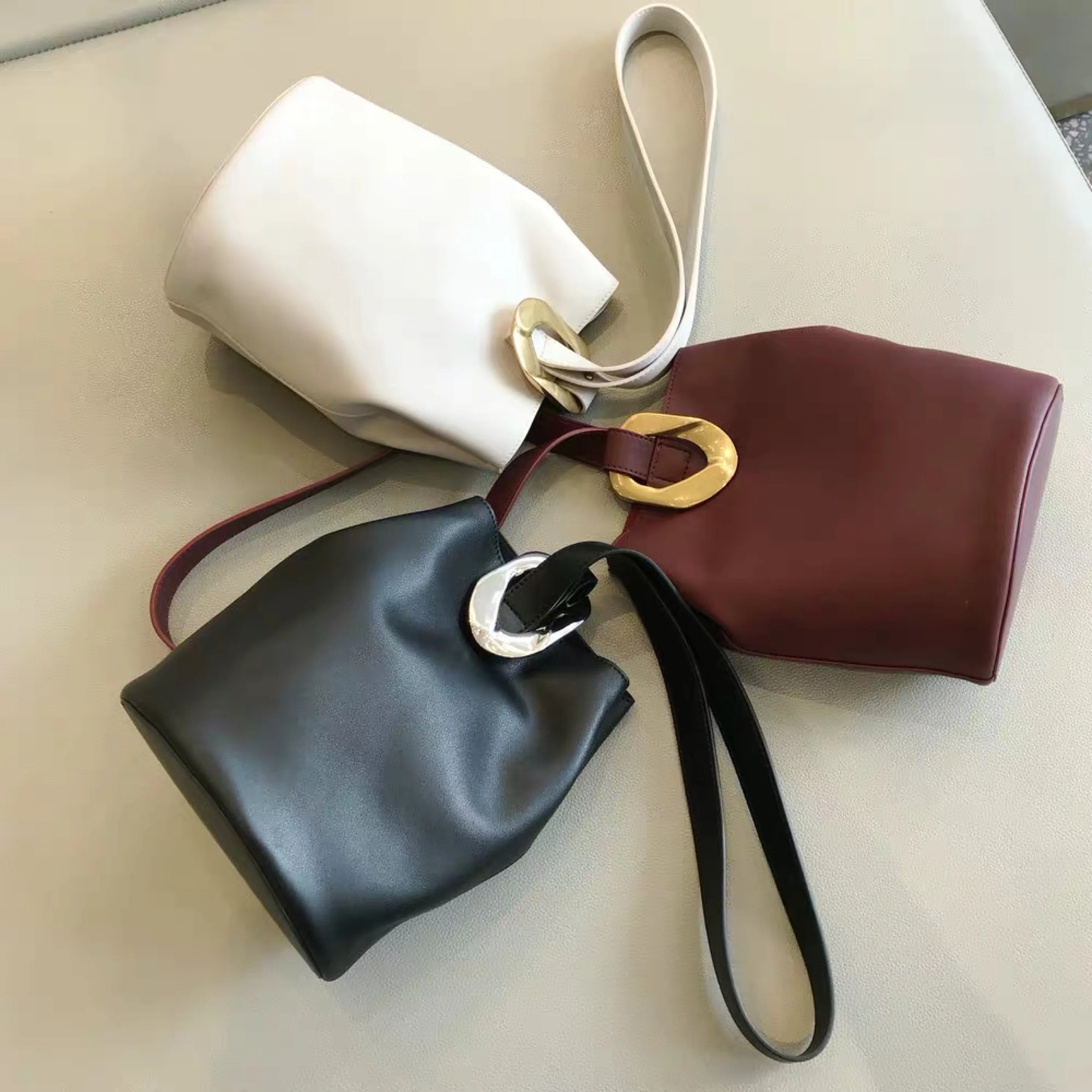 Сумка-мешок из натуральной кожи с ремешком на застежке | Багаж и сумки