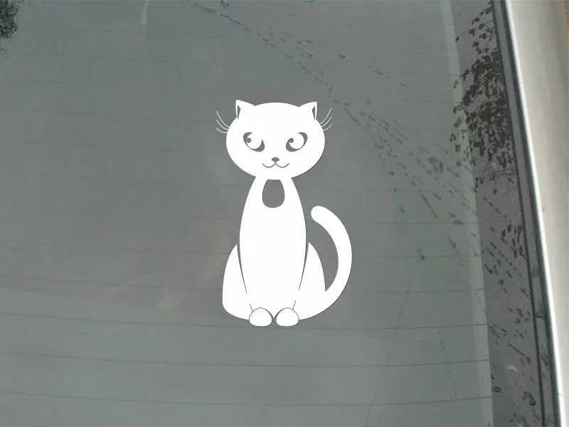 Симпатичная кошка сидящая на полу с глазами широкие открытые автомобильные