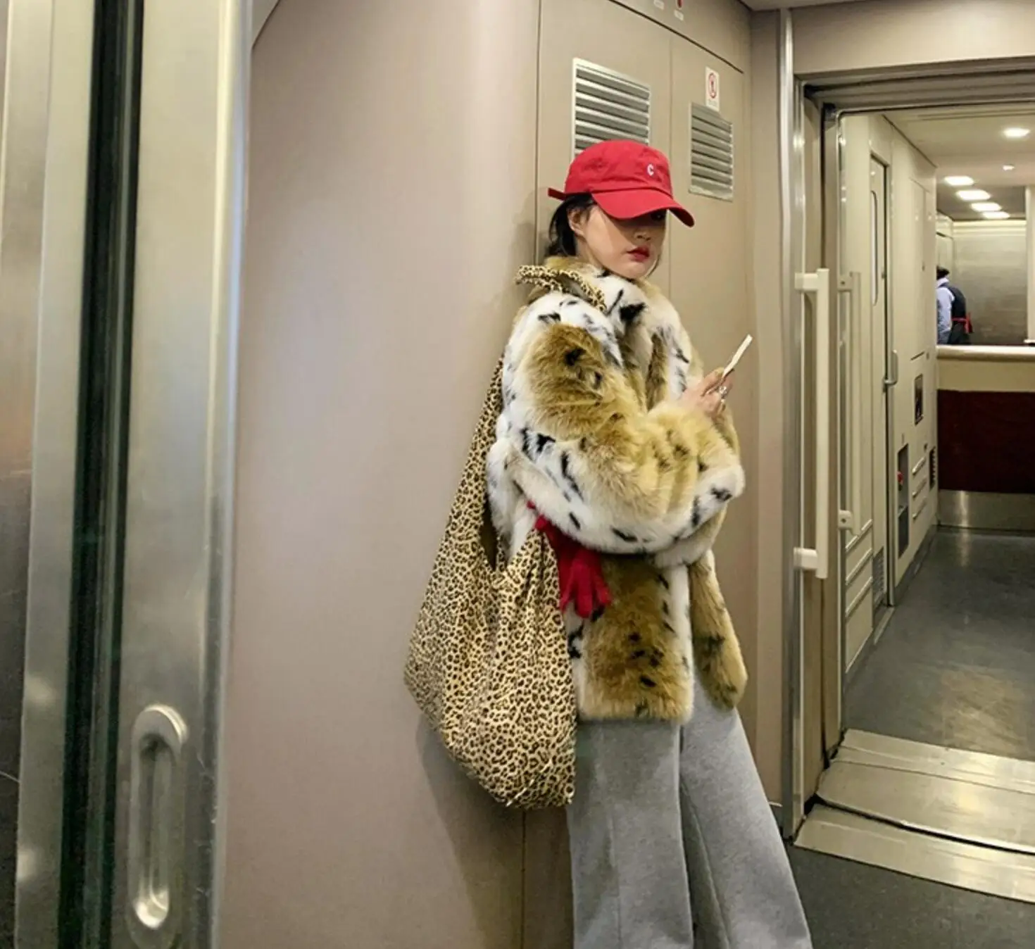 Женская меховая куртка с леопардовым принтом свободная Шуба длинным рукавом и