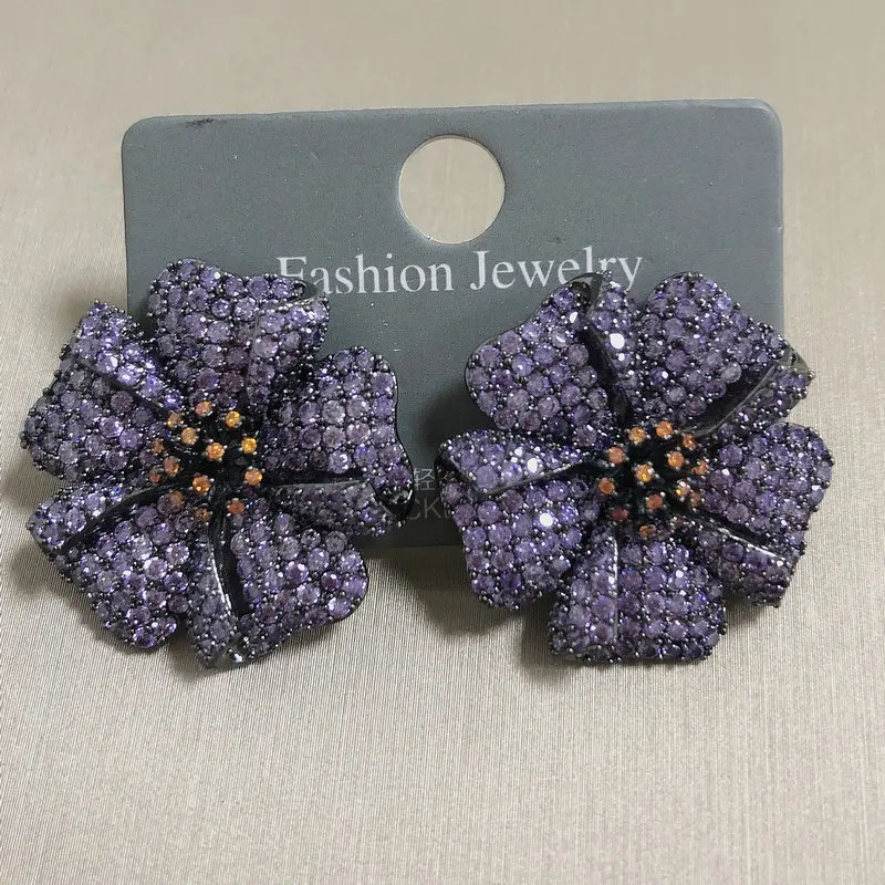 Билицветные модные серьги-гвоздики с фиолетовыми камелиями и фианитами для