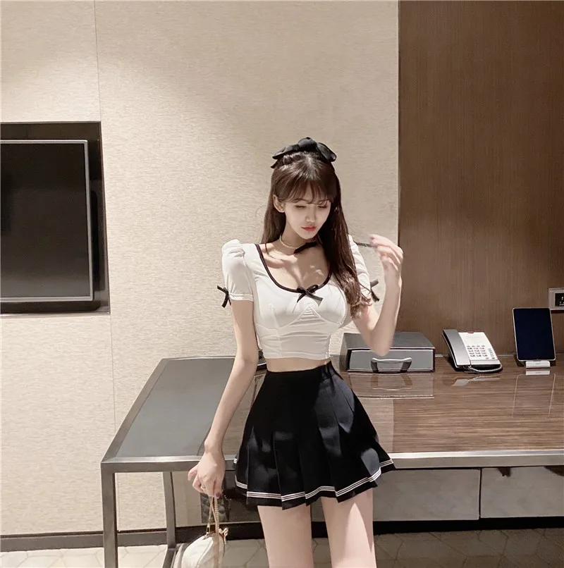 

2021 Summer New Internet Celebrity Ins Super-Hot Navel Top T-shirt with Short Sleeves Women's Pleated Skirt Suit Fashion