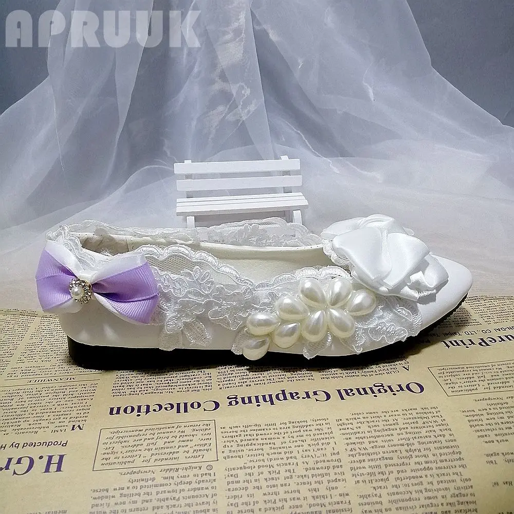 С украшением в виде банта белого и фиолетового цвета женская обувь на плоской