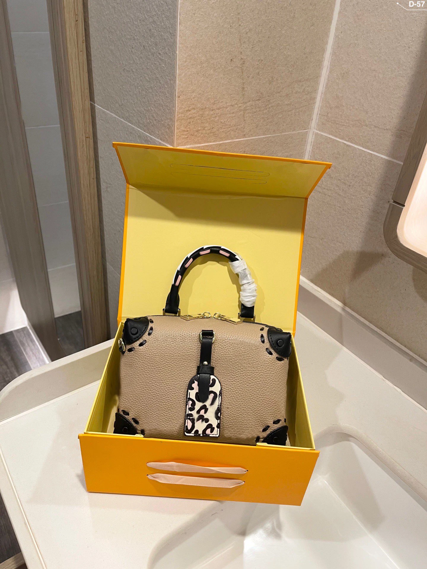 

2021 Высококачественная модная роскошная дизайнерская женская мягкая сумка маленького размера, женская сумка через плечо, модная сумка чере...