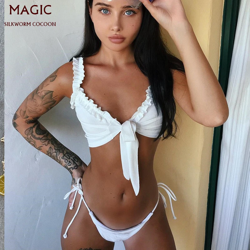 Женский купальник с рюшами однотонный красный бандажный на лямках пуш ап и