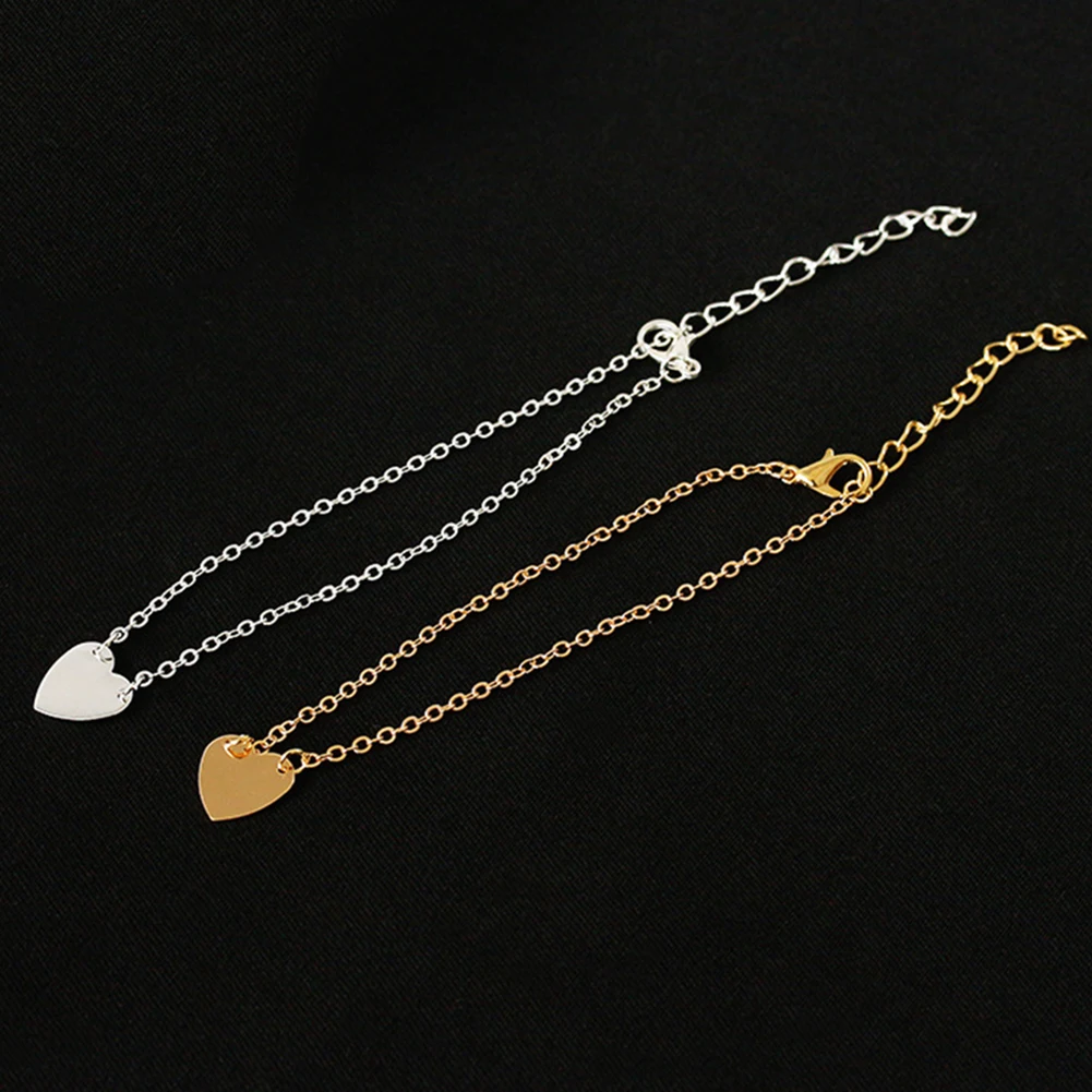 Для женщин браслет минималистский с амулетами подвесками любовных сердечек