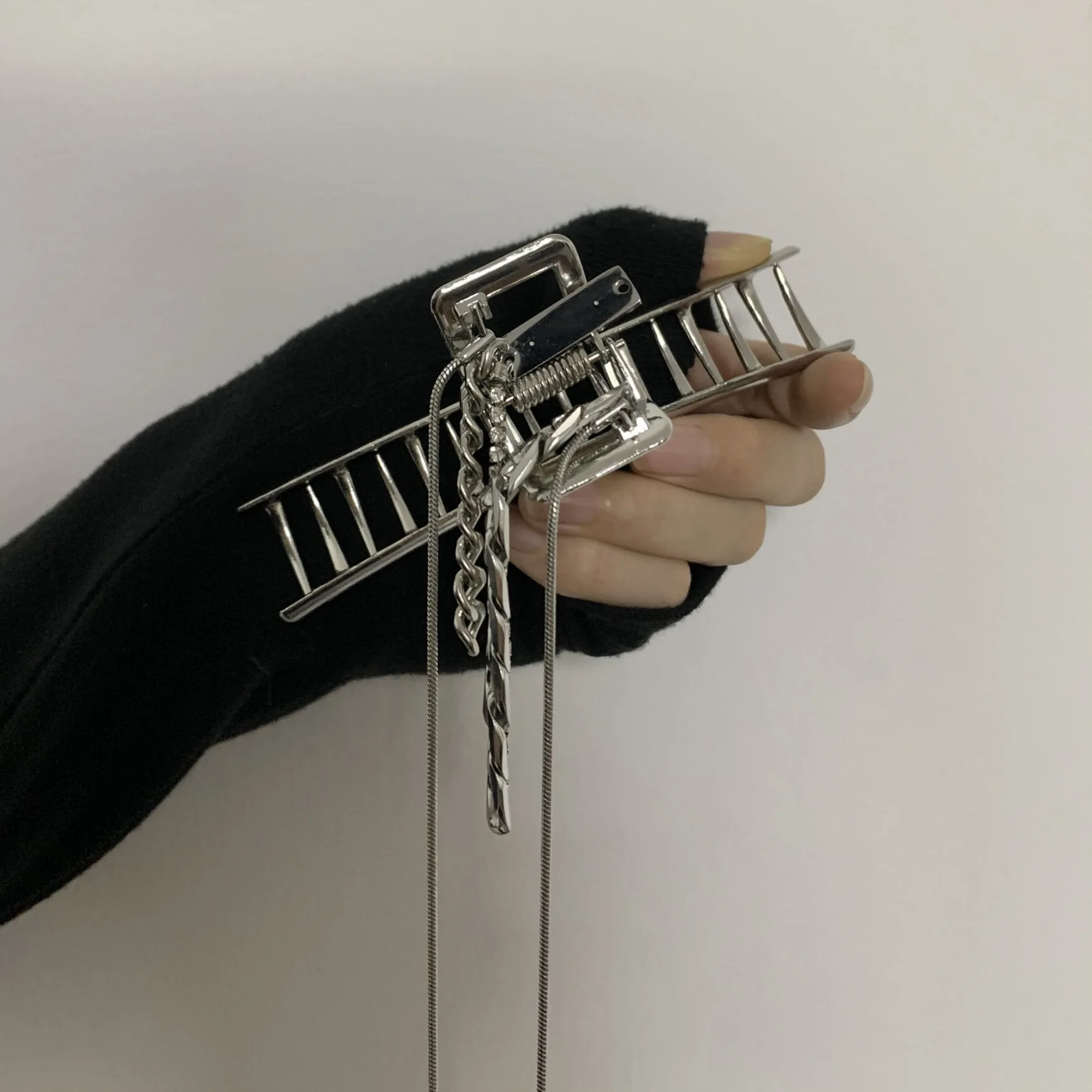 

Personalized fashion designer style simple metal shark clip hair catching chain hair clip