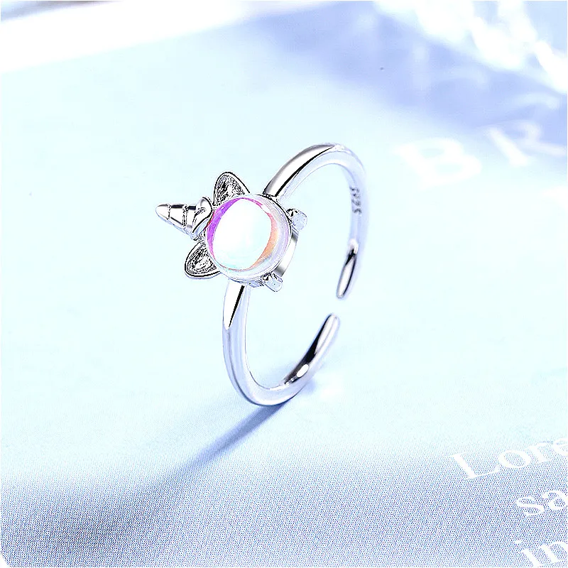 Женские кольца с лунным камнем открытые из стерлингового серебра единорогом