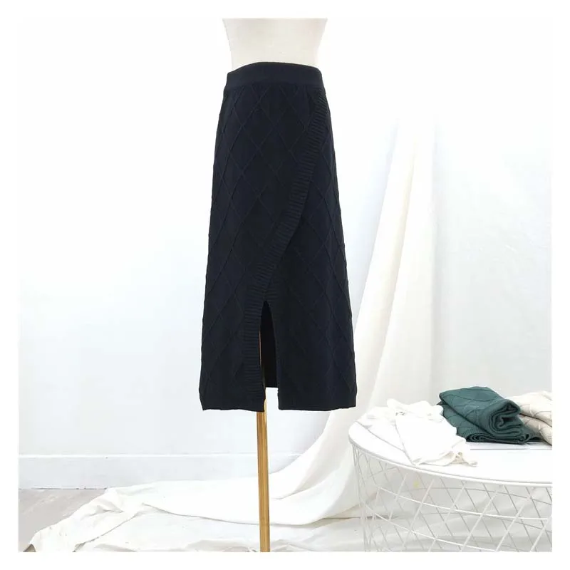 Женская трикотажная юбка трапеция Schinteon однотонная с разрезом и эластичным