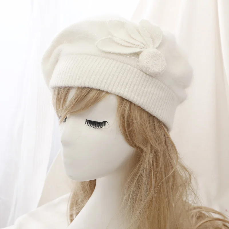 Осенне зимние женские шапки береты из кроличьего меха украшенные цветами модные
